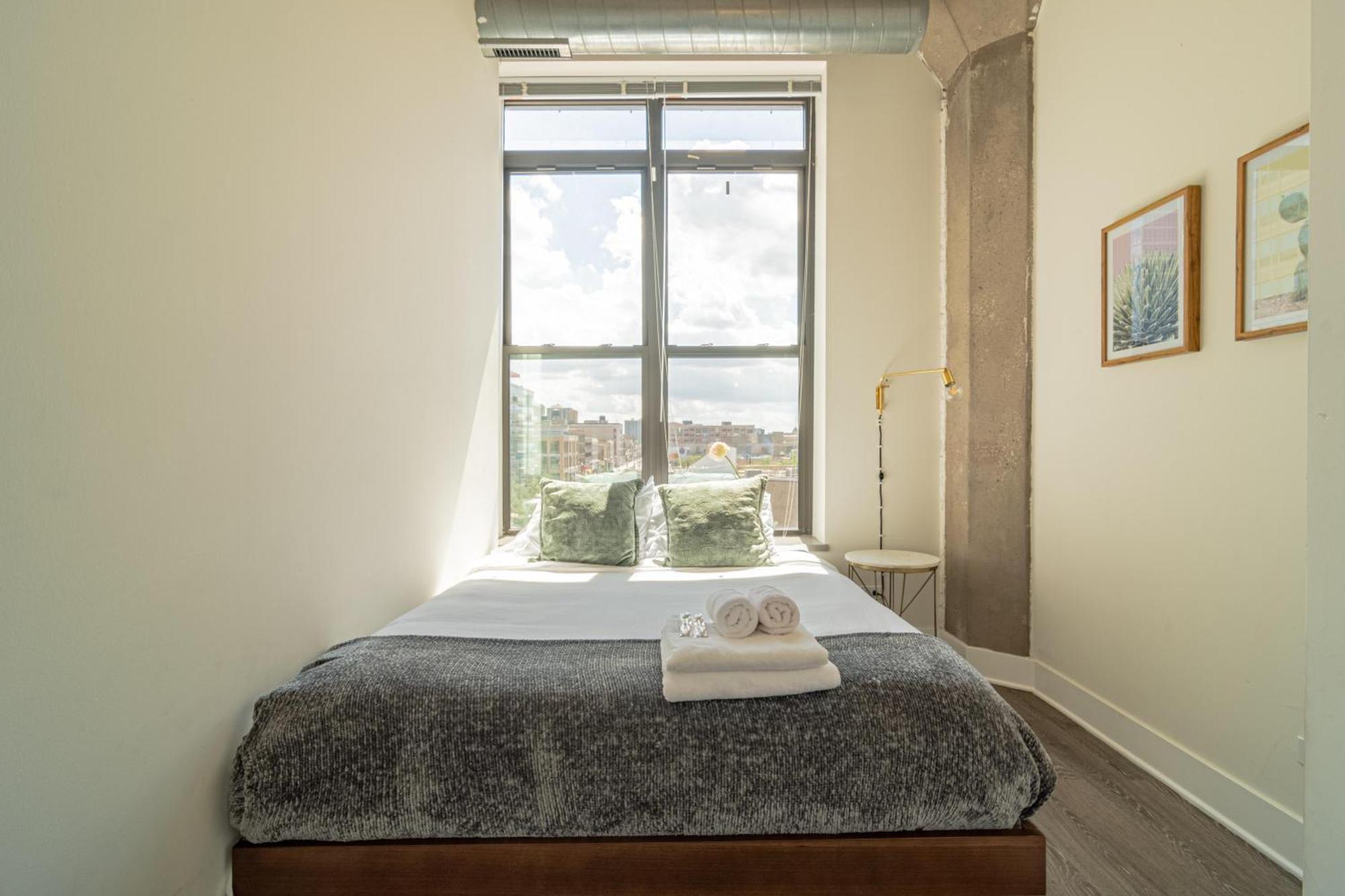 Bright 2Br Luxury Corner Suite With Optional Parking Sleeps 6 Guests Near Mccormick Place And Soldier Field ชิคาโก ภายนอก รูปภาพ
