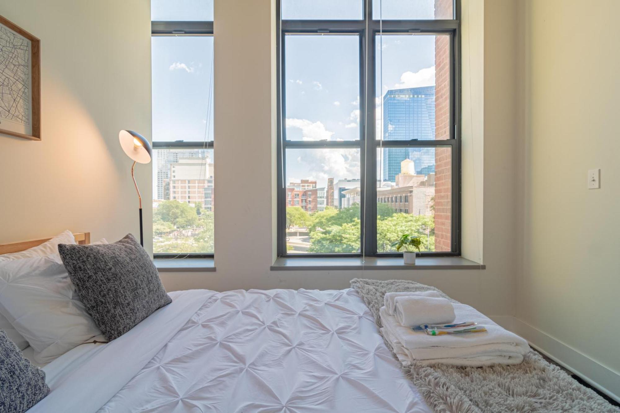 Bright 2Br Luxury Corner Suite With Optional Parking Sleeps 6 Guests Near Mccormick Place And Soldier Field ชิคาโก ภายนอก รูปภาพ